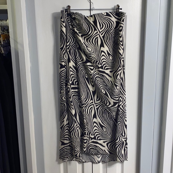 Geo Midi Skirt with Slit - Picture 2 of 7